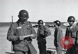 Immagine di 101St truppe aviotrasportate 327Reggimento di Fanteria Arkansas United States USA, 1957, secondo 45 filmato di repertorio 65675024033