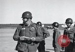 Immagine di 101St truppe aviotrasportate 327Reggimento di Fanteria Arkansas United States USA, 1957, secondo 46 filmato di repertorio 65675024033