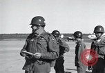 Immagine di 101St truppe aviotrasportate 327Reggimento di Fanteria Arkansas United States USA, 1957, secondo 47 filmato di repertorio 65675024033