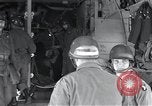 Immagine di 101St truppe aviotrasportate 327Reggimento di Fanteria Arkansas United States USA, 1957, secondo 52 filmato di repertorio 65675024033