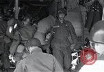 Immagine di 101St truppe aviotrasportate 327Reggimento di Fanteria Arkansas United States USA, 1957, secondo 61 filmato di repertorio 65675024033
