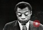 Standbild James Baldwin spricht über Bürgerrechtsbewegung United States USA, 1963, aus Sekunde 39 historischem Filmmaterial Videoclip 65675024057