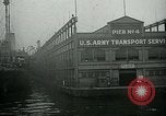 Standbild Armee Transport Service Piers in Hoboken New Jersey Hoboken New Jersey USA, 1918, aus Sekunde 52 historischem Filmmaterial Videoclip 65675024105