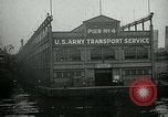 Standbild Armee Transport Service Piers in Hoboken New Jersey Hoboken New Jersey USA, 1918, aus Sekunde 54 historischem Filmmaterial Videoclip 65675024105