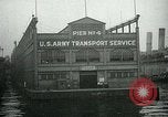 Standbild Armee Transport Service Piers in Hoboken New Jersey Hoboken New Jersey USA, 1918, aus Sekunde 56 historischem Filmmaterial Videoclip 65675024105