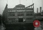 Standbild Armee Transport Service Piers in Hoboken New Jersey Hoboken New Jersey USA, 1918, aus Sekunde 57 historischem Filmmaterial Videoclip 65675024105