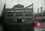 Standbild Armee Transport Service Piers in Hoboken New Jersey Hoboken New Jersey USA, 1918, aus Sekunde 58 historischem Filmmaterial Videoclip 65675024105