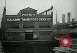 Standbild Armee Transport Service Piers in Hoboken New Jersey Hoboken New Jersey USA, 1918, aus Sekunde 59 historischem Filmmaterial Videoclip 65675024105