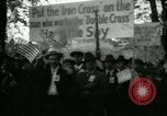Standbild patriotischen Ford Rallye Dearborn Michigan  USA, 1917, aus Sekunde 55 historischem Filmmaterial Videoclip 65675024111