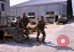 Image US Marine F-8E crusader étant armés de roquettes Da Nang au Vietnam, 1967, de la seconde 8 séquences d'archives historiques vidéo 65675024121