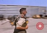Image US Marine F-8E crusader étant armés de roquettes Da Nang au Vietnam, 1967, de la seconde 10 séquences d'archives historiques vidéo 65675024121