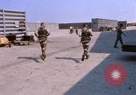 Image US Marine F-8E crusader étant armés de roquettes Da Nang au Vietnam, 1967, de la seconde 12 séquences d'archives historiques vidéo 65675024121