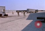 Image US Marine F-8E crusader étant armés de roquettes Da Nang au Vietnam, 1967, de la seconde 15 séquences d'archives historiques vidéo 65675024121
