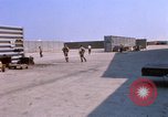 Image US Marine F-8E crusader étant armés de roquettes Da Nang au Vietnam, 1967, de la seconde 16 séquences d'archives historiques vidéo 65675024121