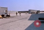 Image US Marine F-8E crusader étant armés de roquettes Da Nang au Vietnam, 1967, de la seconde 17 séquences d'archives historiques vidéo 65675024121
