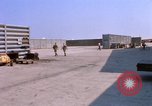 Image US Marine F-8E crusader étant armés de roquettes Da Nang au Vietnam, 1967, de la seconde 18 séquences d'archives historiques vidéo 65675024121