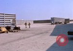 Image US Marine F-8E crusader étant armés de roquettes Da Nang au Vietnam, 1967, de la seconde 19 séquences d'archives historiques vidéo 65675024121