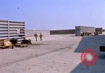 Image US Marine F-8E crusader étant armés de roquettes Da Nang au Vietnam, 1967, de la seconde 20 séquences d'archives historiques vidéo 65675024121