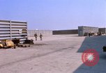 Image US Marine F-8E crusader étant armés de roquettes Da Nang au Vietnam, 1967, de la seconde 21 séquences d'archives historiques vidéo 65675024121