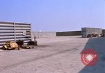 Image US Marine F-8E crusader étant armés de roquettes Da Nang au Vietnam, 1967, de la seconde 25 séquences d'archives historiques vidéo 65675024121