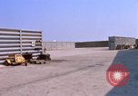Image US Marine F-8E crusader étant armés de roquettes Da Nang au Vietnam, 1967, de la seconde 26 séquences d'archives historiques vidéo 65675024121