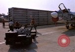 Image US Marine F-8E crusader étant armés de roquettes Da Nang au Vietnam, 1967, de la seconde 28 séquences d'archives historiques vidéo 65675024121
