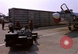 Image US Marine F-8E crusader étant armés de roquettes Da Nang au Vietnam, 1967, de la seconde 29 séquences d'archives historiques vidéo 65675024121