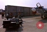 Image US Marine F-8E crusader étant armés de roquettes Da Nang au Vietnam, 1967, de la seconde 30 séquences d'archives historiques vidéo 65675024121