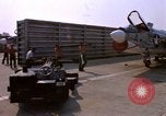 Image US Marine F-8E crusader étant armés de roquettes Da Nang au Vietnam, 1967, de la seconde 31 séquences d'archives historiques vidéo 65675024121