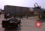 Image US Marine F-8E crusader étant armés de roquettes Da Nang au Vietnam, 1967, de la seconde 32 séquences d'archives historiques vidéo 65675024121