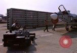 Image US Marine F-8E crusader étant armés de roquettes Da Nang au Vietnam, 1967, de la seconde 33 séquences d'archives historiques vidéo 65675024121