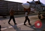 Image US Marine F-8E crusader étant armés de roquettes Da Nang au Vietnam, 1967, de la seconde 36 séquences d'archives historiques vidéo 65675024121