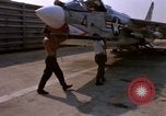 Image US Marine F-8E crusader étant armés de roquettes Da Nang au Vietnam, 1967, de la seconde 37 séquences d'archives historiques vidéo 65675024121