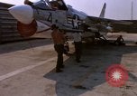 Image US Marine F-8E crusader étant armés de roquettes Da Nang au Vietnam, 1967, de la seconde 38 séquences d'archives historiques vidéo 65675024121