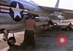 Image US Marine F-8E crusader étant armés de roquettes Da Nang au Vietnam, 1967, de la seconde 39 séquences d'archives historiques vidéo 65675024121