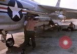 Image US Marine F-8E crusader étant armés de roquettes Da Nang au Vietnam, 1967, de la seconde 40 séquences d'archives historiques vidéo 65675024121