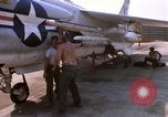 Image US Marine F-8E crusader étant armés de roquettes Da Nang au Vietnam, 1967, de la seconde 41 séquences d'archives historiques vidéo 65675024121