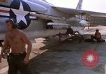Image US Marine F-8E crusader étant armés de roquettes Da Nang au Vietnam, 1967, de la seconde 42 séquences d'archives historiques vidéo 65675024121