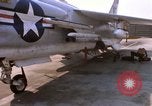 Image US Marine F-8E crusader étant armés de roquettes Da Nang au Vietnam, 1967, de la seconde 43 séquences d'archives historiques vidéo 65675024121