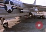 Image US Marine F-8E crusader étant armés de roquettes Da Nang au Vietnam, 1967, de la seconde 44 séquences d'archives historiques vidéo 65675024121