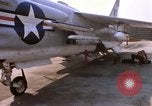 Image US Marine F-8E crusader étant armés de roquettes Da Nang au Vietnam, 1967, de la seconde 45 séquences d'archives historiques vidéo 65675024121