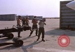 Image US Marine F-8E crusader étant armés de roquettes Da Nang au Vietnam, 1967, de la seconde 46 séquences d'archives historiques vidéo 65675024121