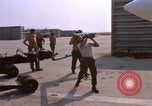 Image US Marine F-8E crusader étant armés de roquettes Da Nang au Vietnam, 1967, de la seconde 47 séquences d'archives historiques vidéo 65675024121
