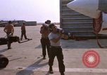 Image US Marine F-8E crusader étant armés de roquettes Da Nang au Vietnam, 1967, de la seconde 48 séquences d'archives historiques vidéo 65675024121