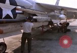 Image US Marine F-8E crusader étant armés de roquettes Da Nang au Vietnam, 1967, de la seconde 49 séquences d'archives historiques vidéo 65675024121