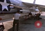 Image US Marine F-8E crusader étant armés de roquettes Da Nang au Vietnam, 1967, de la seconde 50 séquences d'archives historiques vidéo 65675024121