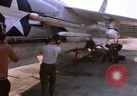 Image US Marine F-8E crusader étant armés de roquettes Da Nang au Vietnam, 1967, de la seconde 51 séquences d'archives historiques vidéo 65675024121