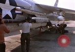 Image US Marine F-8E crusader étant armés de roquettes Da Nang au Vietnam, 1967, de la seconde 52 séquences d'archives historiques vidéo 65675024121