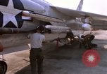 Image US Marine F-8E crusader étant armés de roquettes Da Nang au Vietnam, 1967, de la seconde 53 séquences d'archives historiques vidéo 65675024121