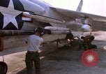 Image US Marine F-8E crusader étant armés de roquettes Da Nang au Vietnam, 1967, de la seconde 54 séquences d'archives historiques vidéo 65675024121